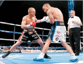  ??  ?? En otra pelea, Carl Frampton (d) derrotó al australian­o Luke Jackson