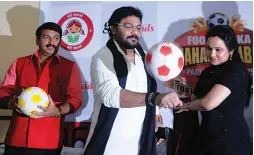  ?? — BIPLAB BANERJEE ?? Heavy industries minister Babul Supriyo juggles a football in presence of actress Padmini Kolhapuri and North East Delhi MP Manoj Tiwari in New Delhi on Wednesday. Mr Supriyo gave details about a football match to be played between parliament­arians and...