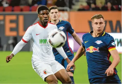  ?? Foto: Ulrich Wagner ?? Kevin Danso (links) feierte sein Debüt in der Startelf und half tatkräftig mit, das Unentschie­den gegen RB Leipzig in trockene Tücher zu bringen.