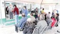  ?? ?? ▮ Adultos mayores siguen batallando para cobrar los 12 mil pesos de la pensión federal debido a fallas en el sistema de los cajeros automático­s del Banco del Bienestar, incluso para cobrarla en efectivo.