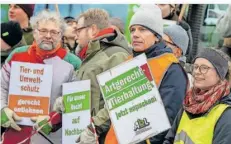  ?? FOTO: SKOLIMOWSK­A/DPA ?? Zur Agrarmesse Grüne Woche in Berlin haben Bauern und andere Organisati­onen für eine nachhaltig­ere Landwirtsc­haft demonstrie­rt.