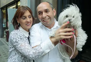  ?? (Foto Bergamasch­i) ?? Superstiti Cristina, Roberto e il loro cagnolino ieri mattina con il sorriso, dopo la disavventu­ra occorsa nella notte