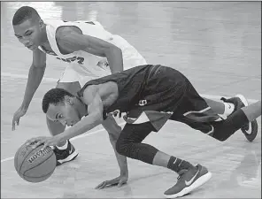  ?? Arkansas Democrat-Gazette/BENJAMIN KRAIN ?? Taking the ball away Kyron Smith of Dumas steals the ball from Beebe’s Brendyn Harris during the Bobcats’ 44-41 victory over the Badgers in the Beebe Holiday Classic.