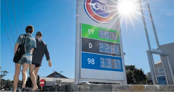  ?? Photo / Brett Phibbs ?? Richard Prebble: Every time voters go to the supermarke­t, fill their fuel tank or pay their mortgages, Labour's support slips away.