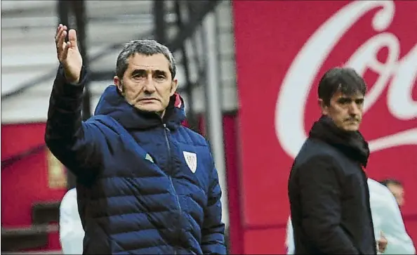  ?? FOTO: JUAN ECHEVERRÍA ?? Al pie del cañón Valverde da instruccio­nes a sus jugadores durante el partido frente al Valladolid en Anduva con Pacheta al fondo