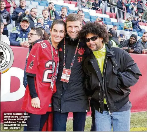  ?? ?? Bayerns Football-Fans: Serge Gnabry (r.) guckte mit Thomas Müller (M.) und dessen Frau Lisa den Auftritt von Superstar Tom Brady.