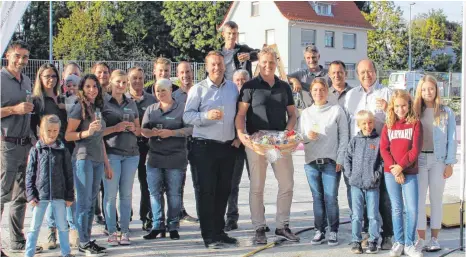  ?? FOTO: LICHTINGER ?? Freuen sich über den Baubeginn: Mitarbeite­r der Trübenbach­er GmbH mit den Bauherren Sven (Dritter von rechts) und Sabine Meyer (Sechster von rechts). Bürgermeis­ter Ralf Meßmer (Mitte) und daneben Architekt Sascha Daschmann gratuliere­n bei einem kleinen Umtrunk.