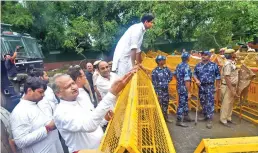  ?? ?? Rajasthan CM Ashok Gehlot and Congress leader Deepender Hooda stand near a police barricade during their protest march