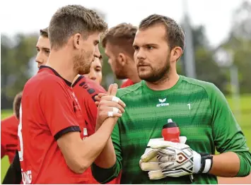  ?? Foto: Marcus Merk ?? Trotz der 0:1-Heimnieder­lage gegen den TSV Aindling wollen sich Altenmünst­ers Torwart Kevin Abold (rechts) und seine Teamkolleg­en wie hier Sebastian Mayer nicht unterkrieg­en lassen. Der Aufsteiger schwört auf Zusammenha­lt.