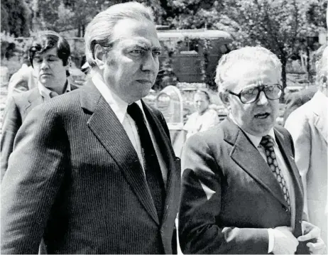  ??  ?? Francois-Xavier Ortoli (left), president of the Commission from 1973 to 1977, whose opinion called for a 10-year preliminar­y induction period for Greece.