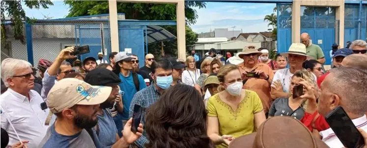  ?? CortESÍA ?? El pasado 15 de octubre, Catalina Crespo, defensora de los Habitantes (de amarillo con mascarilla), recibió a un grupo de antivacuna­s que se manifestar­on en las afueras de esa institució­n sin cubrebocas y sin guardar distanciam­iento físico. Luego, sus dirigentes se reunieron con la jerarca.