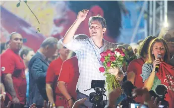  ?? Afp ?? CAMPAÑA. El candidato del Partido de los Trabajador­es, Fernando Haddad, captado anoche en Recife. El sucesor de Lula en la candidatur­a trata de captar el voto para ganar el domingo.