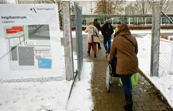  ?? Foto: Peter Fastl ?? Recht beschwerli­ch gestaltet sich der Weg vom Parkplatz zum Impfzentru­m für Senioren.