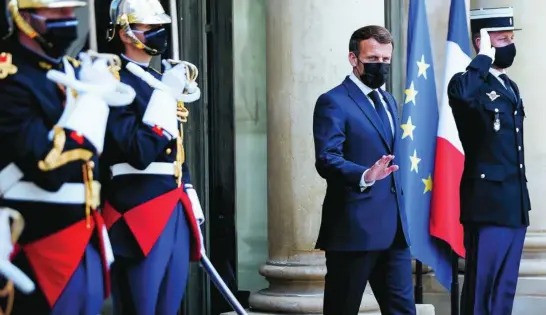  ?? AP ?? El presidente Emmanuel Macron detalla hoy en un discurso la desescalad­a