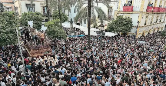  ?? LA RAZÓN ?? La Hermandad de la Entrega en su estación de penitencia por la plaza Rafael Rivero, en Jerez de la Frontera