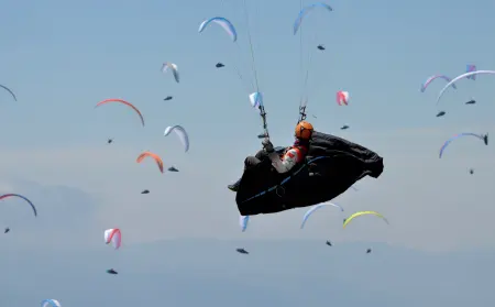  ?? Seduti in cielo ?? Nel 2017 il monte Avena ha ospitato il 15esimo campionato del mondo di parapendio