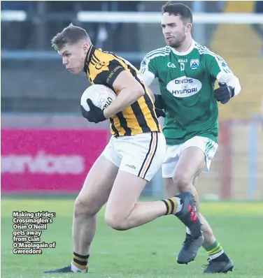  ??  ?? Making strides: Crossmagle­n’s Oisin O’Neill gets away from Cian O’Maolagain of Gweedore