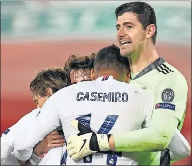  ??  ?? Courtois, Casemiro, Modric y Odriozola celebran el pase a semifinale­s en Anfield.