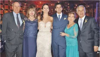  ?? FOTOS JOHNNY HOYOS ?? La pareja con sus padres Carlos Cortés, Yolanda Guerra, Alicia Rodríguez y Gustavo Malo.