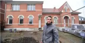  ?? FOTO MU ?? Anthony Peeraer voor de twee woningen die hij zelf liet verrijzen uit het Kempisch Warenhuis.