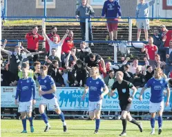  ?? ?? Ayr we go Fans party as United equalise