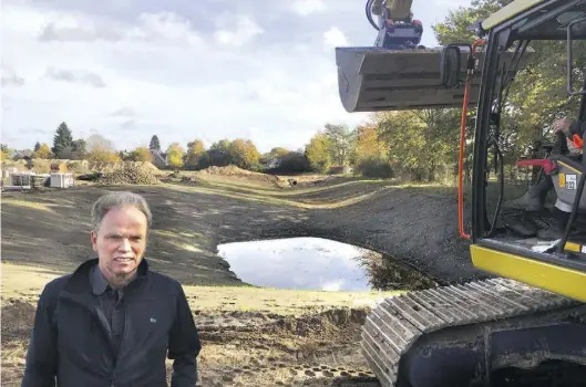  ?? BILD: Thomas Husmann ?? 2000 Kubikmeter Speicherka­pazität: Reinhard Hövel vom OOWV steht vor dem Regenrückh­altebecken.