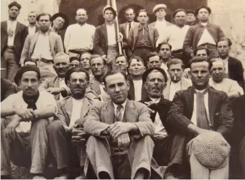  ?? Foto: Archiv/Bartomeu Garí ?? Der Gemeindevo­rstand von Porreres am 1. Mai 1935; alle Mitglieder wurden 1936/37 von der faschistis­chen Falange ermordet.