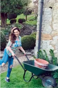  ??  ?? Kelly Brook shows off her green fingered skills