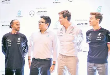 ?? — Bernama photo ?? Petronas president and Group CEO Datuk Tengku Muhammad Taufik (second left) poses with (from left) Hamilton, Mercedes Team principal Toto Wolf and George Russell during a press conference.