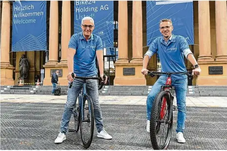  ?? Foto: Martin Joppen/dpa ?? Der Gründer und CEO von Bike24, Andrés Martin-birner (links), und CFO Timm Armbrust vor der Deutschen Börse.