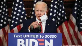  ??  ?? Kandidat mit Maske: Joe Biden im Wahlkampf in Philadelph­ia