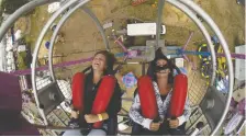  ?? GREG PENDER FILES ?? Leigh Thorinson and Riley Daku go upside down aboard the “Sling Shot” at the Saskatoon Exhibition midway last year.