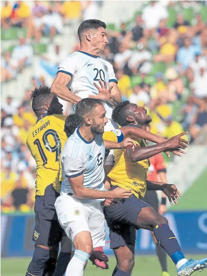  ??  ?? alario y Pezzella, dos saltos, dos cabezazos y dos goles para la argentina; el delantero abrió la victoria