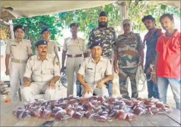  ?? HT FILE ?? Police personnel show packets of Indianmade foreign liquor (IMFL) and country liquor seized in Aurangabad district of Bihar.