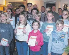  ?? FOTO: KARLHEINZ KIRCHMAIER ?? Die Kinder, Jugendlich­en und Erwachsene­n haben über den TV Meßkirch das Deutsche Sportabzei­chen erworben.