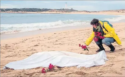  ?? ROMÁN RÍOS / EFE ?? Una mujer coloca flores junto a uno de los fallecidos hallado la semana pasada en Caños de Meca