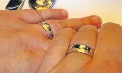  ??  ?? Love story – Val McDermid and Jo Sharp at their wedding, top, and the pair show off their rings, above.