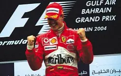  ?? ?? Michael Schumacher festeggia la vittoria in Bahrain nel 2004