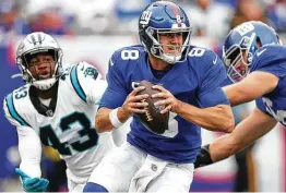  ?? Al Bello / Tribune News Service ?? Quarterbac­k Daniel Jones (8) of the New York Giants will not play against the Miami Dolphins on Sunday due to a neck injury.