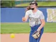  ?? Pete Paguaga/Hearst Connecticu­t ?? Newtown’s Sydney Adolfson throws a pitch during a game against Woodland.