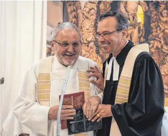  ?? FOTO: HELMUT LANGE ?? Pfarrer im Ruhestand Kaspar Baumgärtne­r (l.) und Pfarrer Ulrich Heinzelman­n predigten in der Stadtpfarr­kirche in Dialogform.