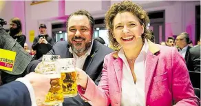  ?? DPA-BILD: SCHULDT ?? Prost in Dingolfing: Nicola Beer, Spitzenkan­didatin der FDP zur Europawahl, freut sich mit dem Bundestags­abgeordnet­en Daniel Föst.