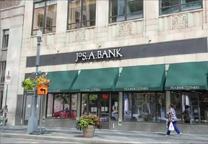  ?? Emily Matthews/Post-Gazette ?? Jos. A. Bank, on Fifth Avenue Downtown, will be closing next week, according to local reps.