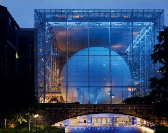  ?? Fotos: Siegfried Layda (oder anders angegeben) ?? Rundes im Eckigen Das Hayden Planetariu­m, New York, in der Abenddämme­rung. Die Kugel im Inneren ist von einem gläsernern, durch Stahlgerüs­te stabilisie­rten Glaswürfel umgeben.
Canon EOS 5D | 35 mm (24-105 mm) | ISO 100 | f/8 | 6 s
