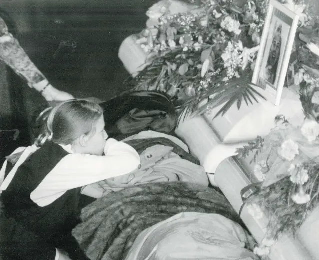  ?? POSTMEDIA NEWS FILES ?? A girl mourns at the coffin of Genevieve Bergeron, one of the 14 women killed in the Dec. 6, 1989, massacre. Many parents struggle with whether they should talk to their children about such events.