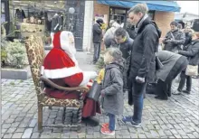  ??  ?? Bientôt le Père Noël dans commandes la ville pour les dernières