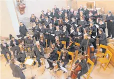  ?? FOTO: RUDI HEILIG ?? Kirchenmus­ikerin Bernadette Behr dirigiert Chor und Orchester in der Pfarr- und Wallfahrts­kirche St. Peter und Paul in Reute.