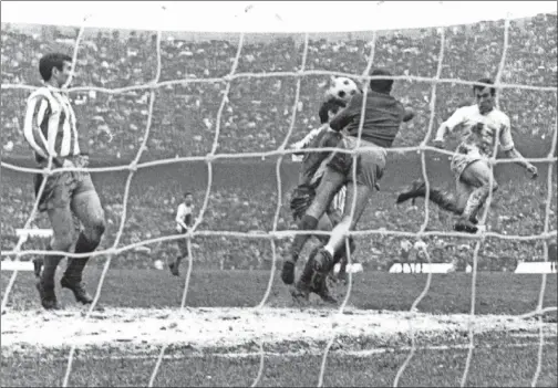  ??  ?? DEBUT EN EL MANZANARES. Amancio intentó marcar así su primer gol en el Calderón en 1967. No lo haría esta vez, pero sí minutos después.