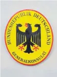  ?? FOTO: DPA ?? Gelbe Schilder mit Bundesadle­r kennzeichn­en Botschafte­n und Generalkon­sulate.