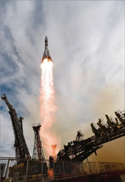  ?? ?? Elon Musk holder pressemøde hos SpaceX i 2022, foran løfteraket­ten Super Heavy (t.v.) og forskellig­e varianter af det enorme rumskib Starship. Det er denne kombinatio­n af raket og rumskib, som Elon Musk vil flyve til månen og senere til Mars med.
Foto: Reuters/Adrees Latif
